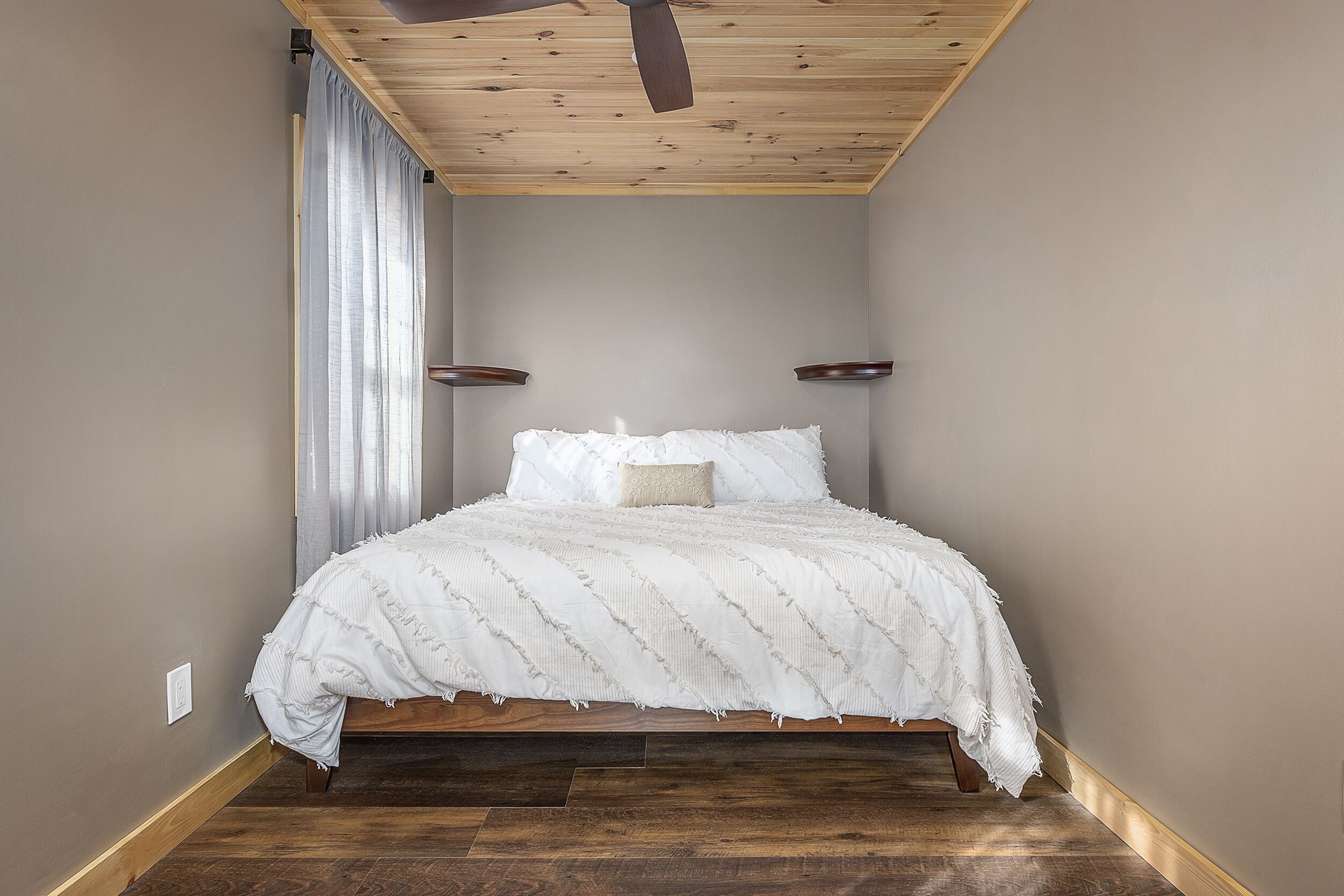 The Perch Family Cabin|Sleeps 18 |Pool + Hot tub with a View