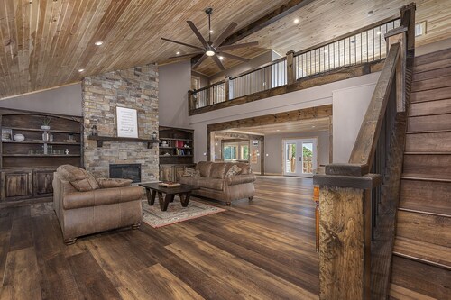 The Perch Family Cabin|Sleeps 18 |Pool + Hot tub with a View