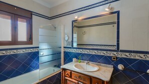 Baignoire, sèche-cheveux