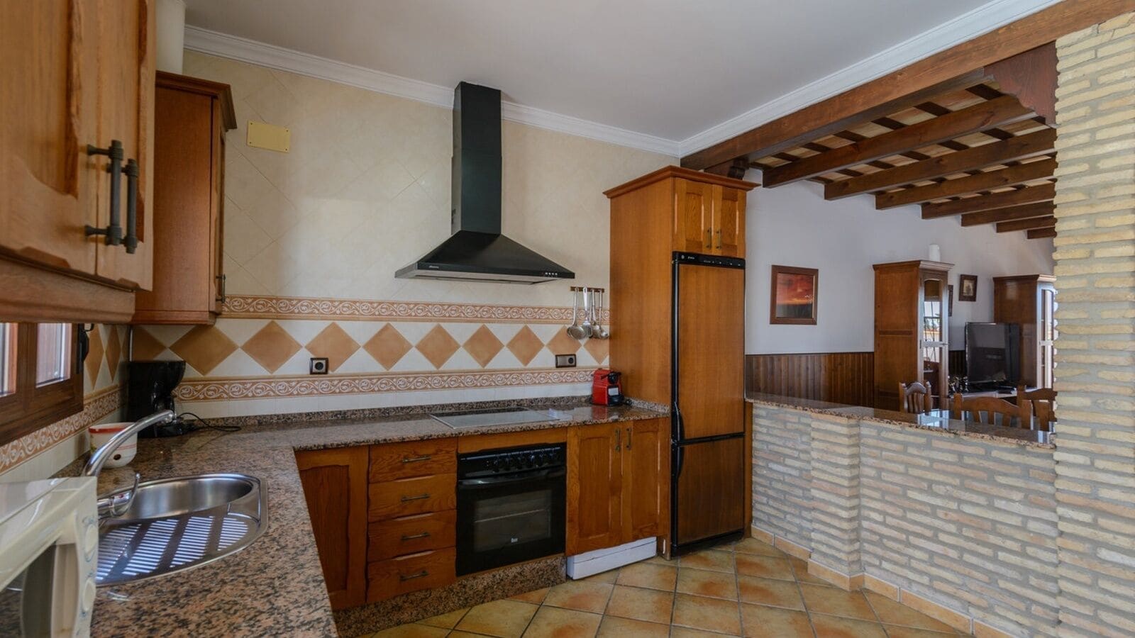Frigorífico, microondas, horno y placa de cocina