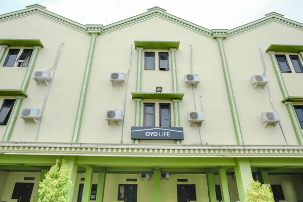 Um edifício com uma placa que diz "OYO LIFE".