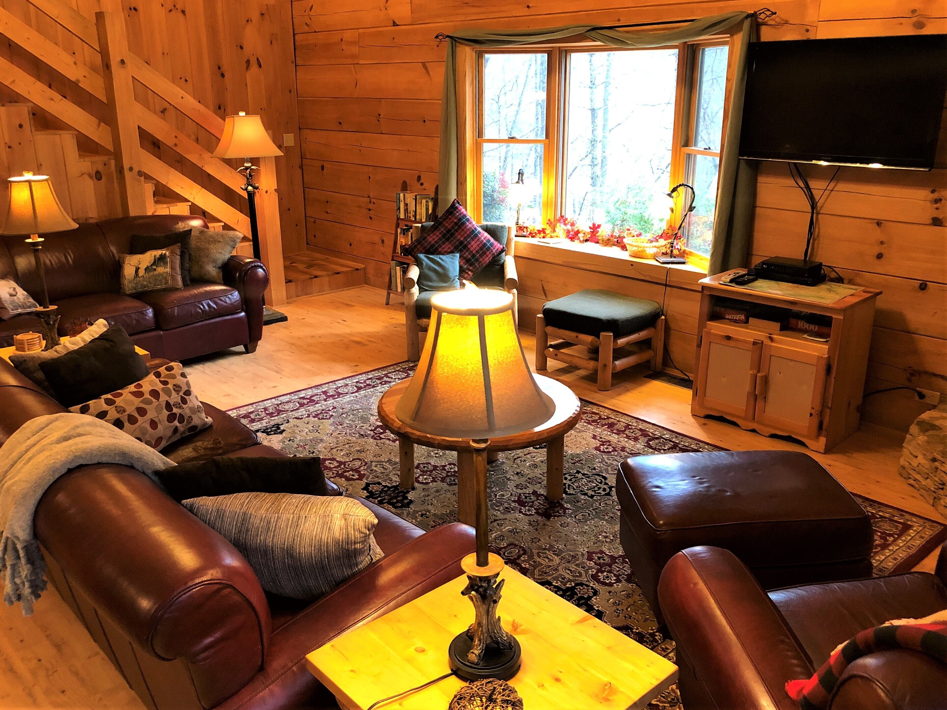 Luxury Log Cabin, 4 Secluded Mountain Acres, Dog & Biker Friendly, Hot Tub Wi-Fi