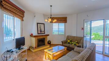 Een televisie en een open haard