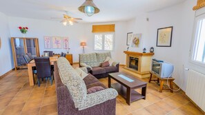 TV, fireplace - Villa Soleada Algarrobo by Ruralidays (Málaga)