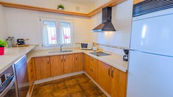 Een koelkast, een magnetron, een oven, een kookplaat