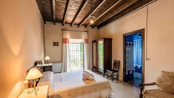 6 slaapkamers, een strijkplank/strijkijzer, reisbedje