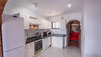 Frigorífico, microondas, horno y placa de cocina