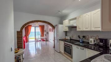 Frigorífico, microondas, horno y placa de cocina