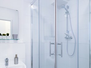 Premium Apartment (31) | Bathroom | Shower, hair dryer, towels, shampoo - Relax Aachener Boardinghouse Premium 1 (Aachen)