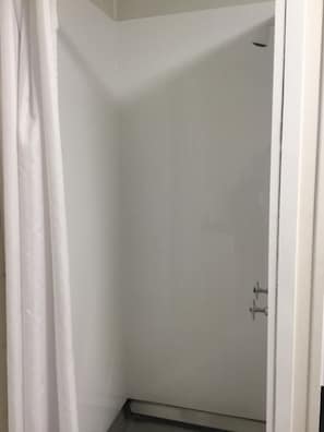 Bathroom shower - Ulster Apartments (Hamilton)