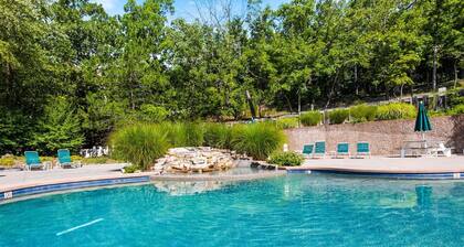 The Bluff House at Margaritaville Resort-180 Degrees of Lakefront & Hot tub