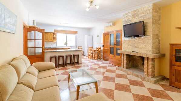 Televisión, chimenea, mesa de ping pong, estéreo