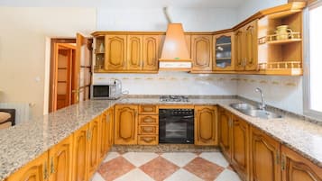 Een koelkast, een microgolfoven, een oven, een kookplaat