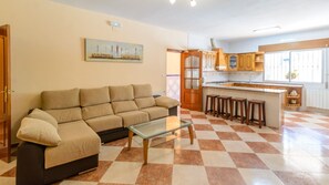 Televisión, chimenea, mesa de ping pong, estéreo