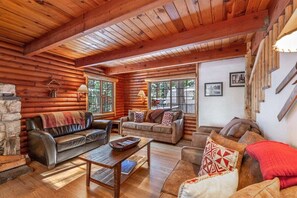 Smart TV, fireplace, table tennis, books - Sequoia Log Cabin in Tahoe City, log home with Hot Tub (Tahoe City)