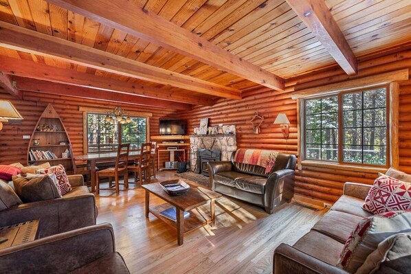 Smart TV, fireplace, table tennis, books - Sequoia Log Cabin in Tahoe City, log home with Hot Tub (Tahoe City)