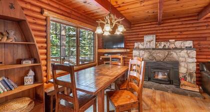 Sequoia Log Cabin in Tahoe City Hot tub, pet friendly log home!