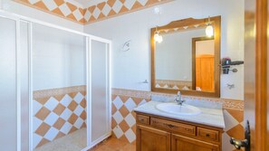 Shower, hair dryer - El Mirador de Iznájar by Ruralidays (Córdoba)