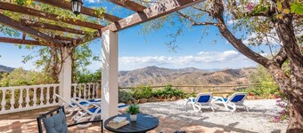 Casa Lola Sayalonga by Ruralidays