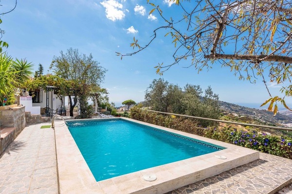 Casa Lola Sayalonga by Ruralidays