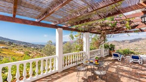 Outdoor dining - Casa Lola Sayalonga by Ruralidays (Málaga)