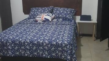 1 Schlafzimmer, BĂŒgeleisen/BĂŒgelbrett, WLAN, BettwĂ€sche