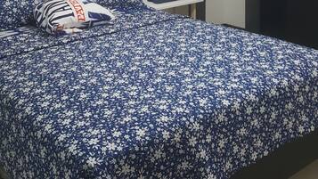 1 slaapkamer, een strijkplank/strijkijzer, wifi, beddengoed