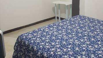 1 slaapkamer, een strijkplank/strijkijzer, wifi, beddengoed