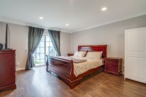 4 bedrooms, iron/ironing board, WiFi, bed sheets