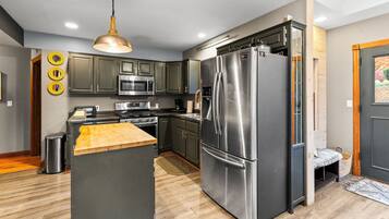 Geladeira, micro-ondas, fogão, cooktop