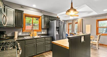 Buffalo Hallow Manor: Large🏡. Game-room, Fire-pit, retreats and reunions & more