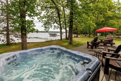 Lake House/Hot Tub/Fire Pit/Game Room/Food/Golf/Shopping/Swimming