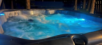 Relax at The Lazy Loon- Lakeside fire pit/Swimming/Hot tub/Game room