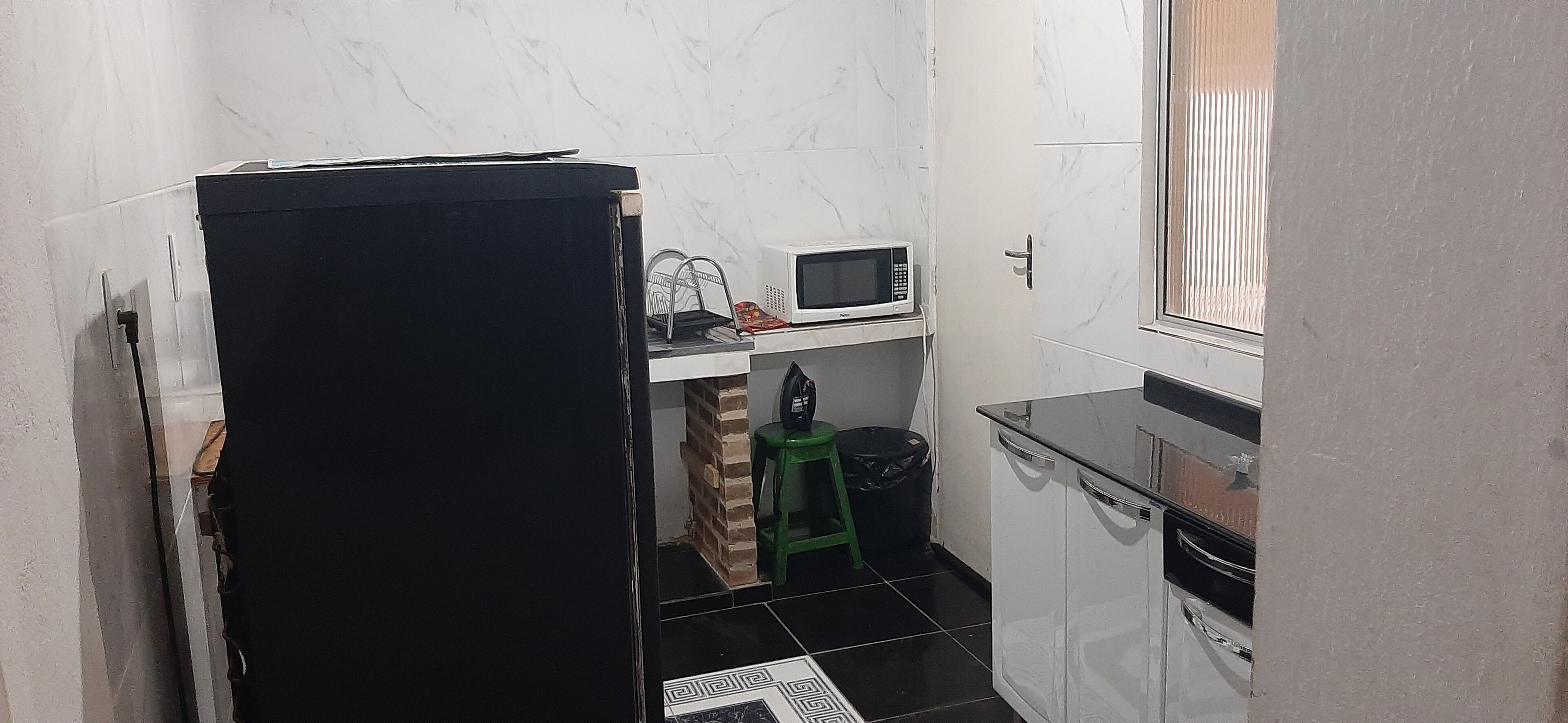 Kjøleskap, mikrobølgeovn, kokeplater og kaffetrakter/tekoker