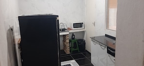 Een koelkast, een microgolfoven, een kookplaat