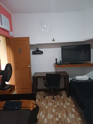 1 slaapkamer, een bureau, een strijkplank/strijkijzer, reisbedje