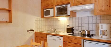 ثلاجة، فرن، موقد طهي مسطح، غسالة أطباق