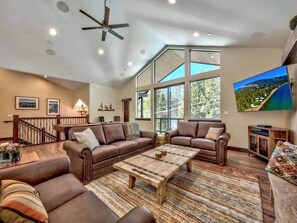 Een smart-tv, een open haard, boeken en een stereo