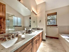 Sèche-cheveux, serviettes fournies, savon, shampoing