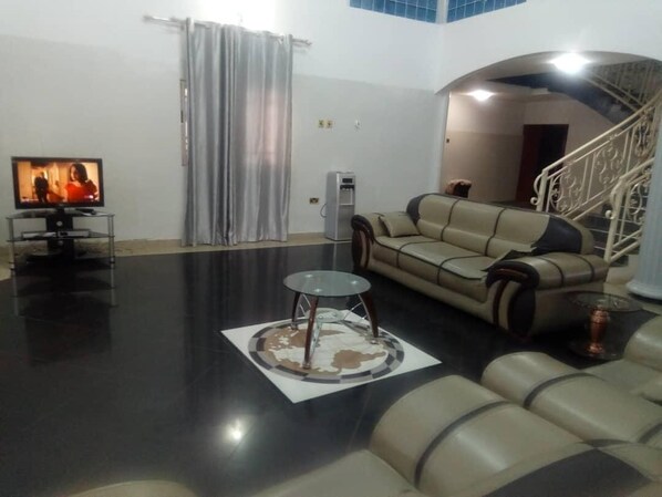 تلفزيون، مدفأة، ألعاب فيديو، مشغل دي في دي