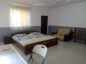 5 عدّة غرف نوم ومكواة/لوح كي وواي فاي وملاءات أسرّة