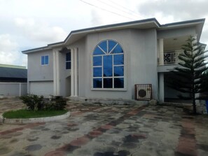 المنشأة من الخارج