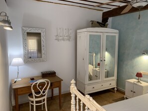 5 bedrooms, desk, iron/ironing board, free WiFi