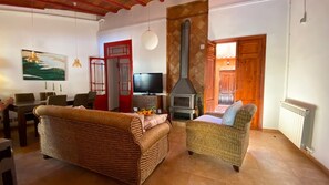 TV, fireplace, books, stereo - Cora de Tudmir country house (murcia)