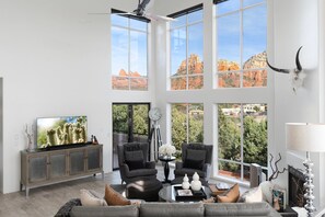 Smart-tv, eldstad, en stereo och kontor