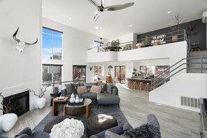 Smart-tv, eldstad, en stereo och kontor