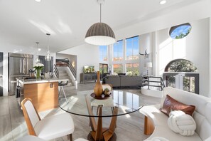 Smart TV, fireplace, stereo, offices - FEATURED in FORBES, 20ft ceilings, AMAZING views, + loft, hot tub, fire pit, EV. (Sedona)
