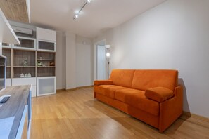 Living area - In the heart of the historic center Luminous Apartment (Bologna)