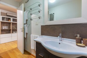 Douche, sèche-cheveux, bidet