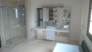 Duschwanne, Whirlpool, Haartrockner, Bidet